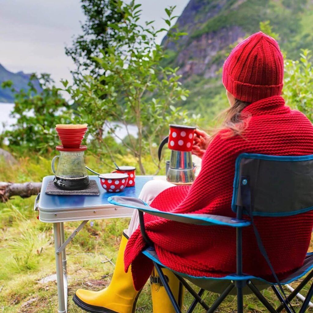 Brewing coffee outdoors with a foldable silicone coffee filter cup