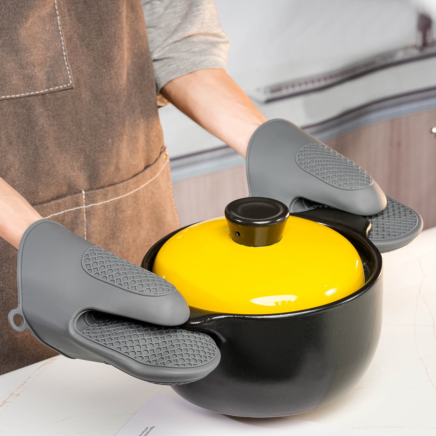 Grey Silicone Oven Pinch Mitts with Honeycomb Anti Slip Pattern in Use