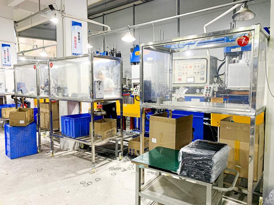 automated-silicone-molding-machine-shaping-custom-parts-under-stable-pressure